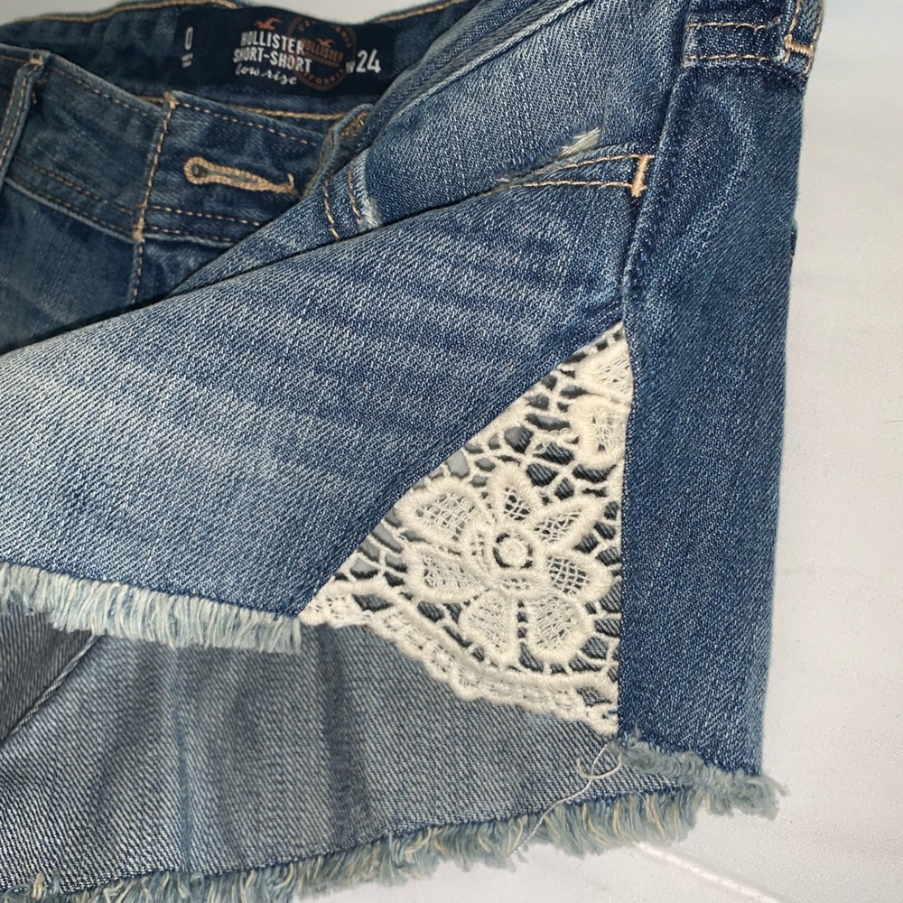 Super cute hollister decal shorts.